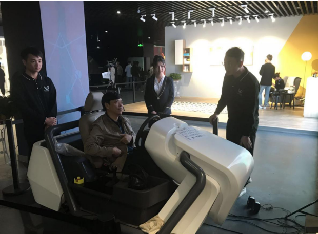 集團(tuán)董事長親臨VR展館，感受科技魅力